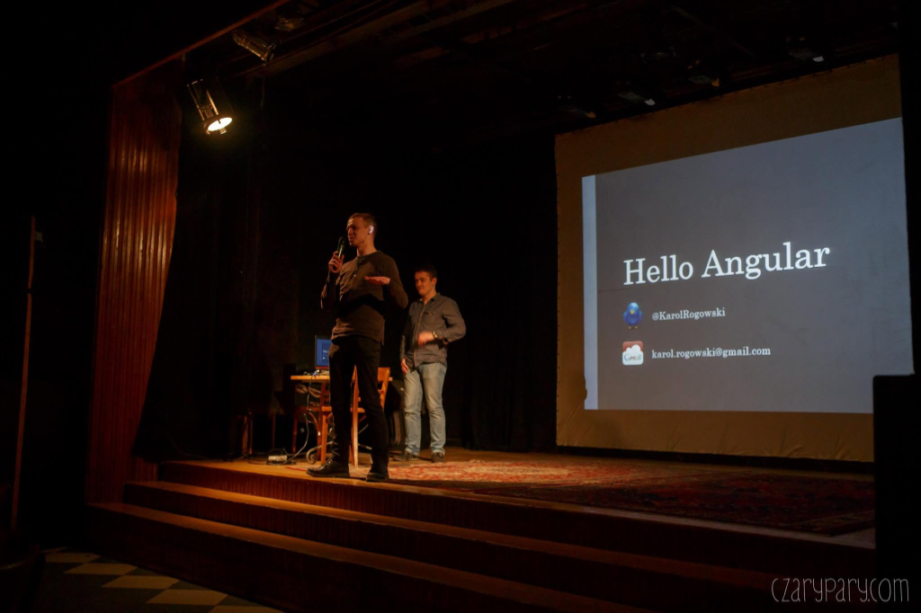 Prelegent na scenie podczas Hello Angular na JavaScript Białystok #1
