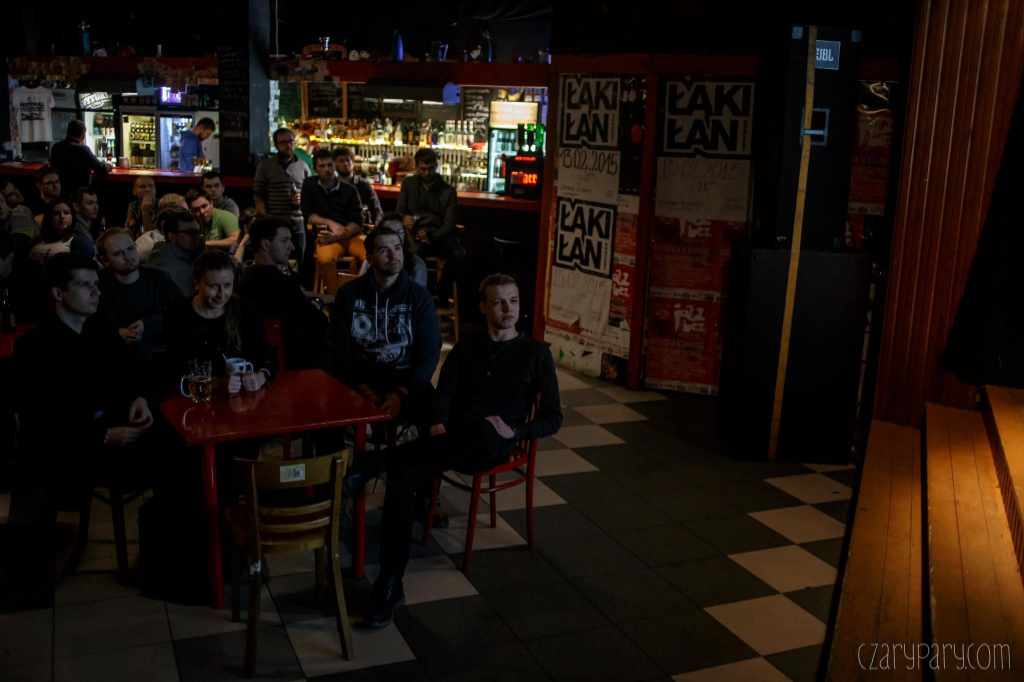 Uczestnicy JavaScript Białystok #1 przy stolikach