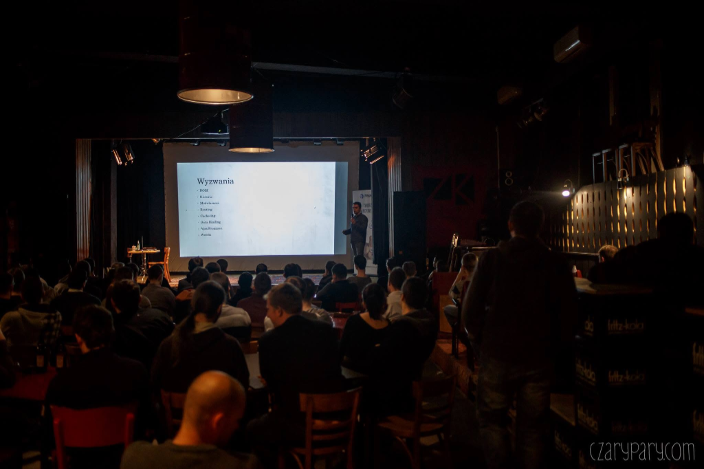 Widok sali i sceny od tyłu na JavaScript Białystok #1