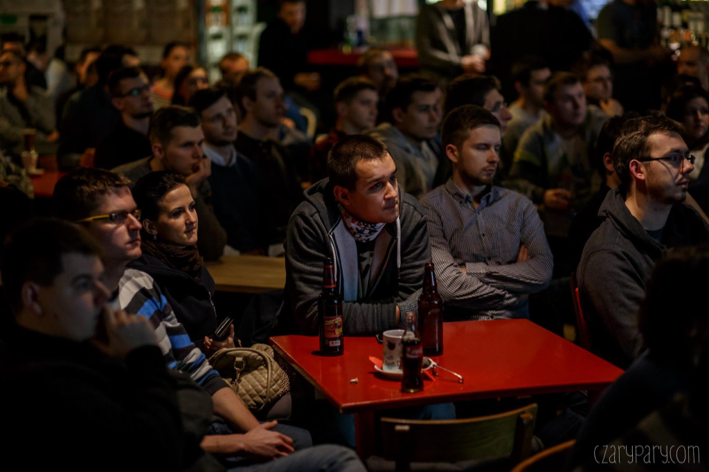 Publiczność skupiona na prelekcji na JavaScript Białystok #1